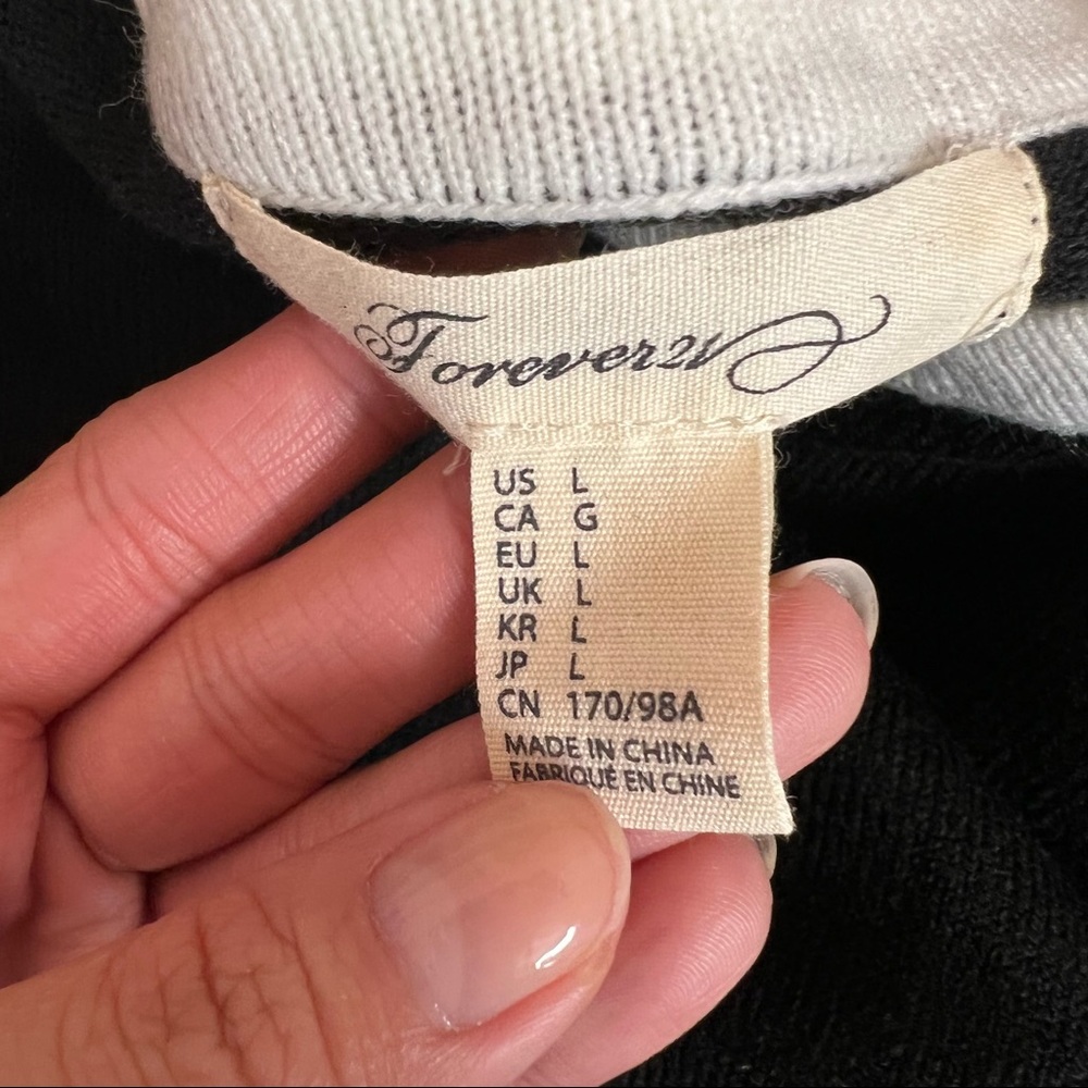 F21 Black & Cream White Color Block Round Neck Acrylic Sweater Size Large - Picture 5 of 8